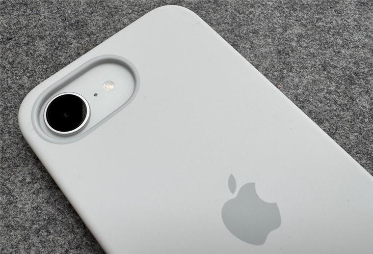 iPhone 16e: Was taugt Apples neues Einsteiger-Smartphone? ILLUSTRATION - Nur ein Auge: Die Kamera des iPhone 16e verfügt über eine Sensorauflösung von 48 Megapixeln. (zu dpa: «iPhone 16e: Was taugt Apples neues Einsteiger-Smartphone?») Foto: Till Simon Nagel/dpa-tmn - Honorarfrei nur für Bezieher des dpa-Themendienstes +++ dpa-Themendienst +++