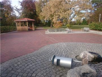 Nur ein Beispiel von vielen: Unbekannte haben einen Papierkorb aus dem Boden gerissen und übers rote Pflaster im Kurpark geschleift