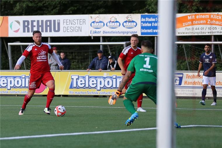 Wesermarsch: Angst vor Blitzschlag sorgt für Spielabbrüche Nur eine Halbzeit lang konnten der SV Brake (rote Trikots) und der 1. FC Nordenham gegeneinander antreten. Dann sorgte ein heftiges Gewitter für einen Abbruch. Foto Schlack