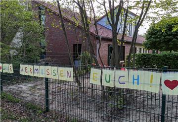 Nur Eltern, die ihre Kinder in die Notbetreuung bringen, müssen noch Kindertagesstättengebühren bezahlen, alle anderen nicht. Der Rat der Gemeinde Hagen machte den Weg frei für den Gebührenerlass.