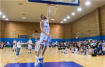 Nur fliegen ist schöner: Der Dunking-Contest darf beim "Tag der Fans" der Eisbären nicht fehlen.