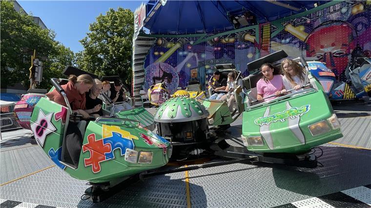 Spaß und Adrenalin: Das bietet der Jahrmarkt in der Nordenhamer Innenstadt