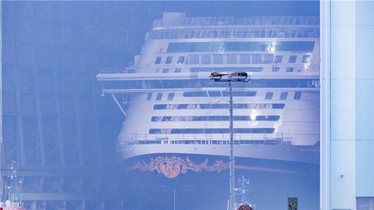 Nur kurz währte in Wismar die Episode des Kreuzfahrtschiffbaus. Die „Disney Adventure“ soll schon bald für den neuen Eigner, den Disney-Konzern, in Asien auf Fahrt gehen.