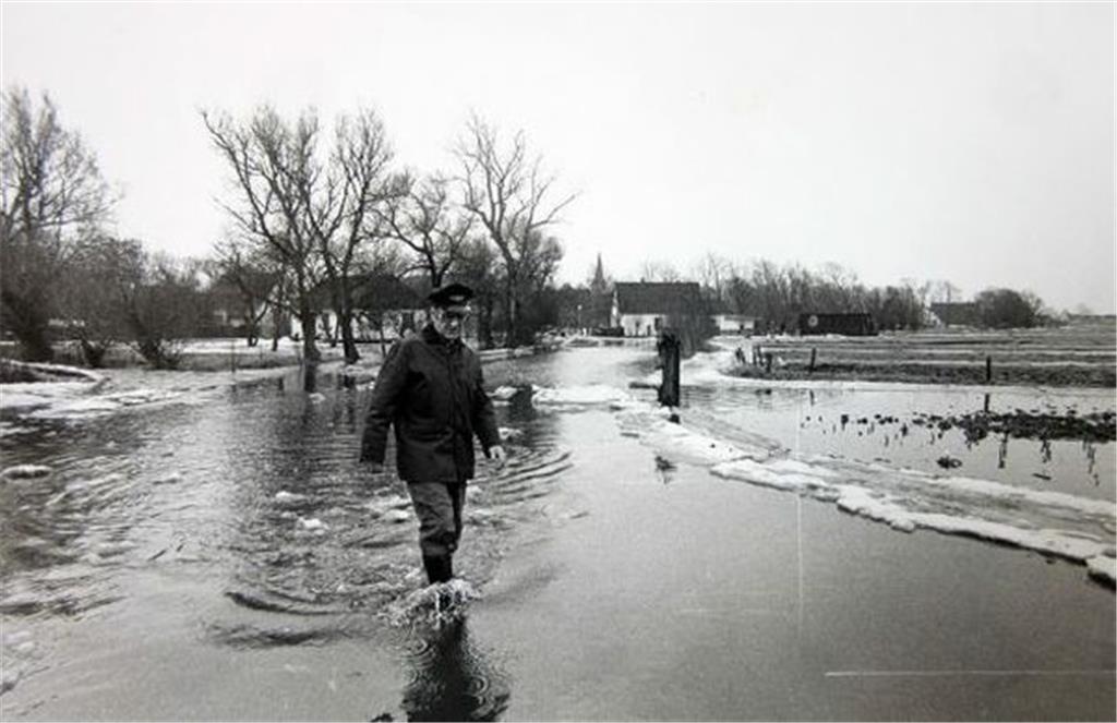 Nur mit Gummistiefeln konnten die Wremer im März 1979 zahlreiche Straßen überque...
