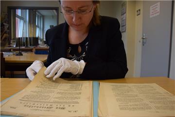 Nur mit Handschuhen fasst Stadtarchiv-Leiterin Dr. Julia Kahleyß die vergilbten und dünnen Zeitungsausgaben von 1848/49 an.