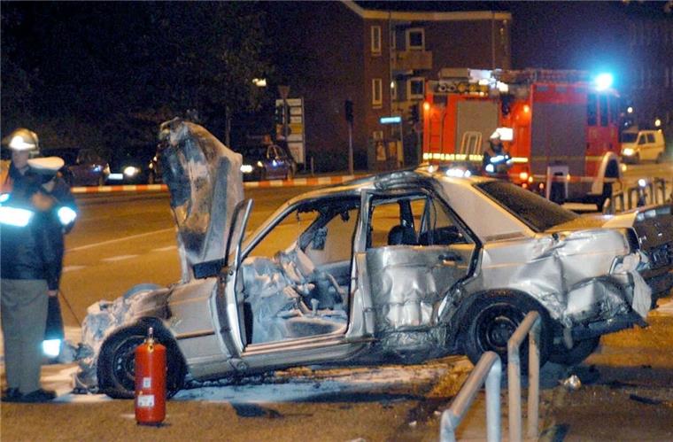 Nur noch Schrott blieb von diesem Mercedes nach einem illegalen Autorennen in Hamburg übrig (Archivbild). 