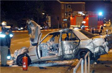 Nur noch Schrott blieb von diesem Mercedes nach einem illegalen Autorennen in Hamburg übrig (Archivbild). 
