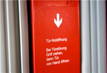 Nur per Notbremsung hat ein Lokführer wohl den Zusammenprall mit einem 30-jährigen Mann auf den Gleisen verhindert. 