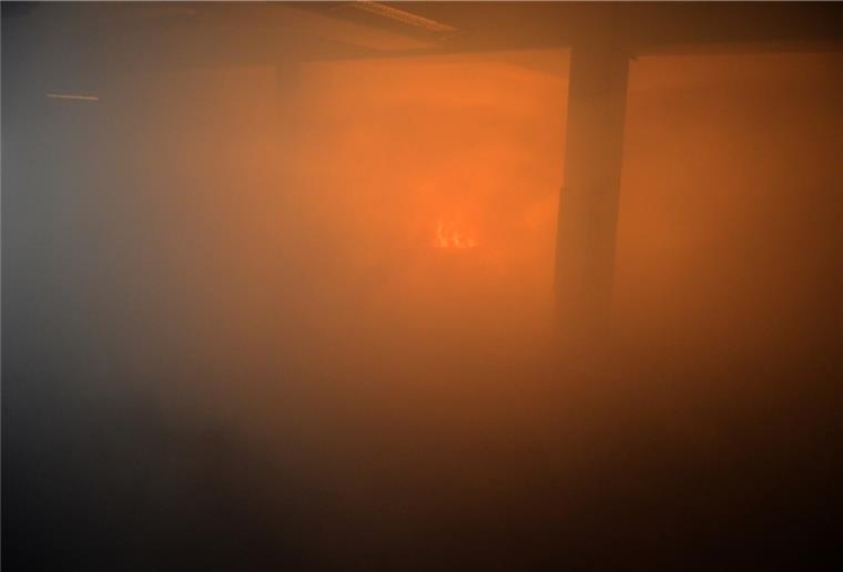 Loxstedt: Tiefgarage wird zur Nebellandschaft Nur Schemenhaft war das Feuer in der 160 Meter langen Tiefgarage im dichten Rauch (Disco-Nebel) auszumachen. Vor allem aber galt es, drei vermisste Personen zu finden