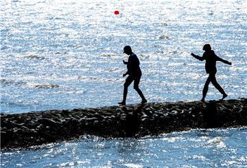 Zwei Personen am Friesenstrand in Tossens.