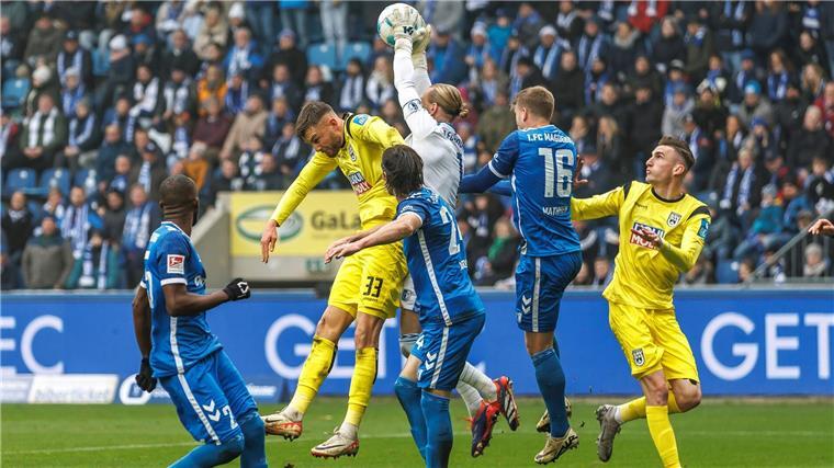 Nur selten war Magdeburgs Torhüter Dominik Reimann (M) gefordert.