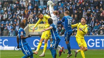 Nur selten war Magdeburgs Torhüter Dominik Reimann (M) gefordert.