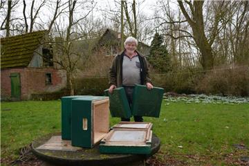 Nur Teile seiner Bienenkästen haben die Diebe Imker Günter Tants gelassen.