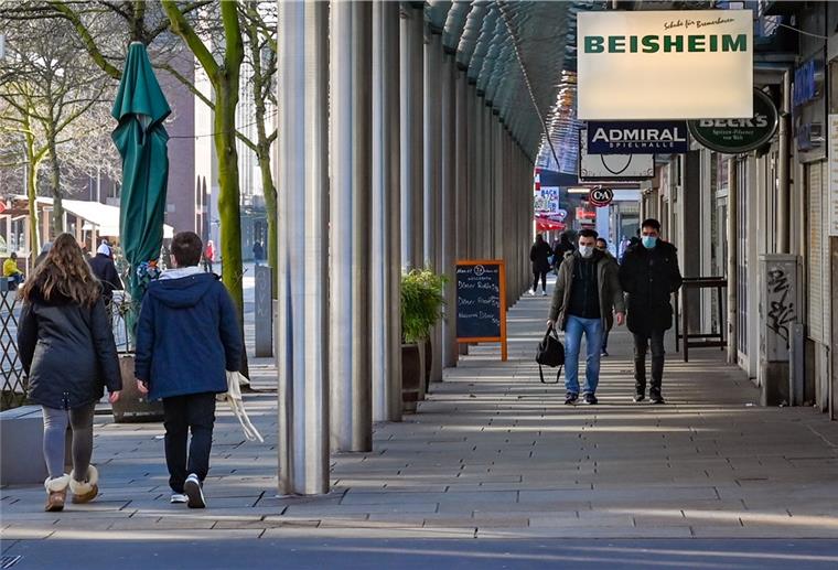 Nur wenige Menschen nutzten das schöne Wetter am Dienstag zu einem Gang durch die Innenstadt. Und nicht jeder hielt sich dabei an die neue Maskenpflicht.