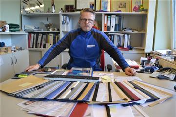 Nur wer eine Mappe abgeliefert hat, ist im Rennen um einen der beiden Ausbildungsplätze: Glasermeister Sven Sterz vor den knapp 40 Bewerbungen, die nach seinem Internet-Video bei ihm eingetroffen sind.