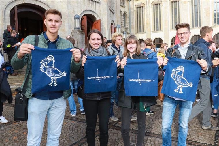 Nuradin Schöning (von links), Josephine Golack, Konstanze Krohn und Lasse von Lindern mit ihren noch leeren Erstsemestertaschen.