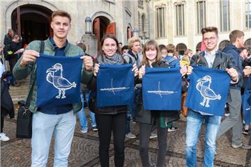 Nuradin Schöning (von links), Josephine Golack, Konstanze Krohn und Lasse von Lindern mit ihren noch leeren Erstsemestertaschen.