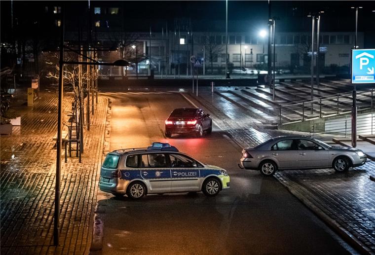 Silvesterabend 2020 in Bremerhaven und umzu. Im Bild: Nur vereinzelte Passanten spazieren kurz vor 24 Uhr am Deich. Die Zufahrt zum Neuen Hafen wurde von Polizeiwagen für Besucher gesperrt. 