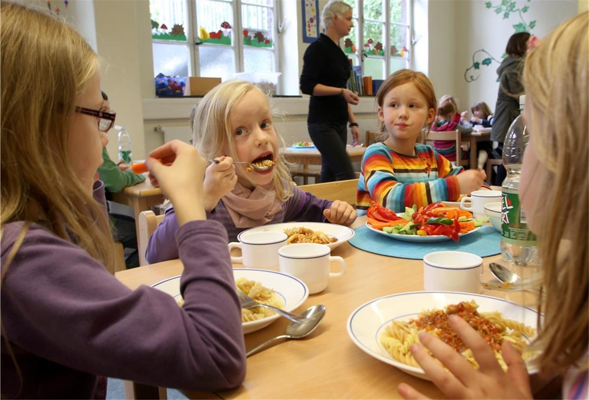 Nutzen Kinder das Ganztagsangebot, steht auch das gemeinsame Mittagessen auf dem Programm, wofür Räume nötig sind.