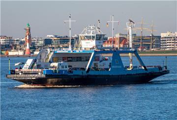 Die Weserfähre vor der Kulisse der Seestadt Bremerhaven.