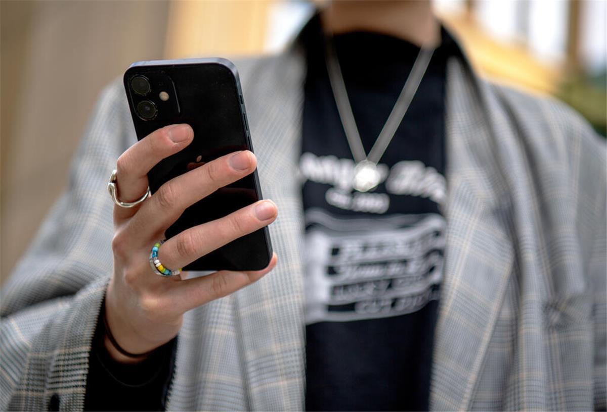Frau mit Handy in der Hand