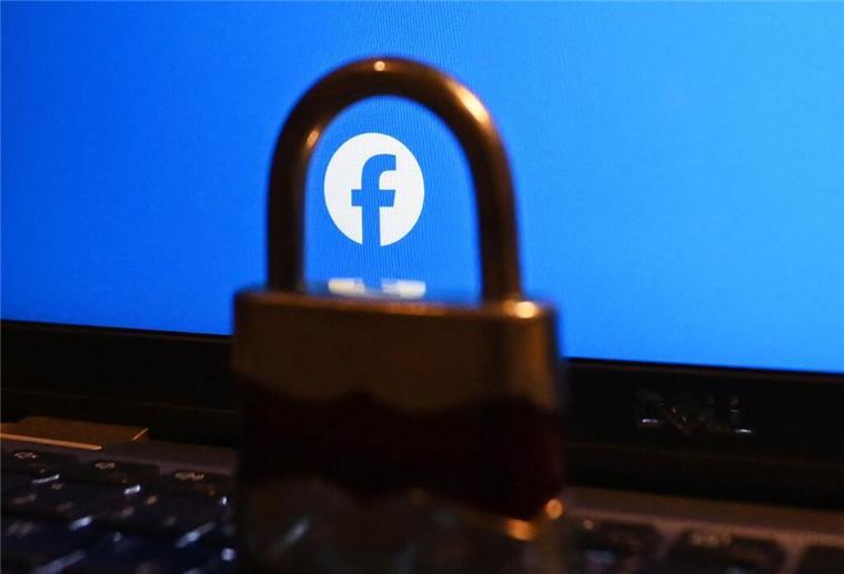 Das Facebook-Logo hinter einem Schloss.