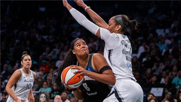 WNBA: Sabally und Fiebich gewinnen erstes Halbfinale Nyara Sabally (M.) feierte mit New York den Sieg im ersten Halbfinale.