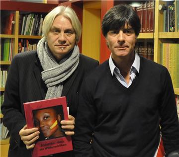 NZ-Reporter Wolfgang Stephan (links) verfolgt die Geschehnisse rund um die Fußball-Nationalmannschaft und Trainer Jogi Löw seit Jahren intensiv.