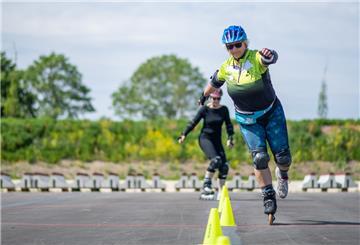 NZ-Sportredakteurin Ute Schröder lässt sich von Gerlind Baum vom TV Loxstedt die Kunst des Inline-Skating erklären.