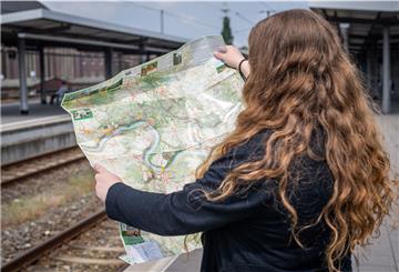 NZ-Volontärin Luise Langen steht mit gepackten Koffern am Bahnsteig in Bremerhaven, bereit für den Last-Minute-Urlaub.