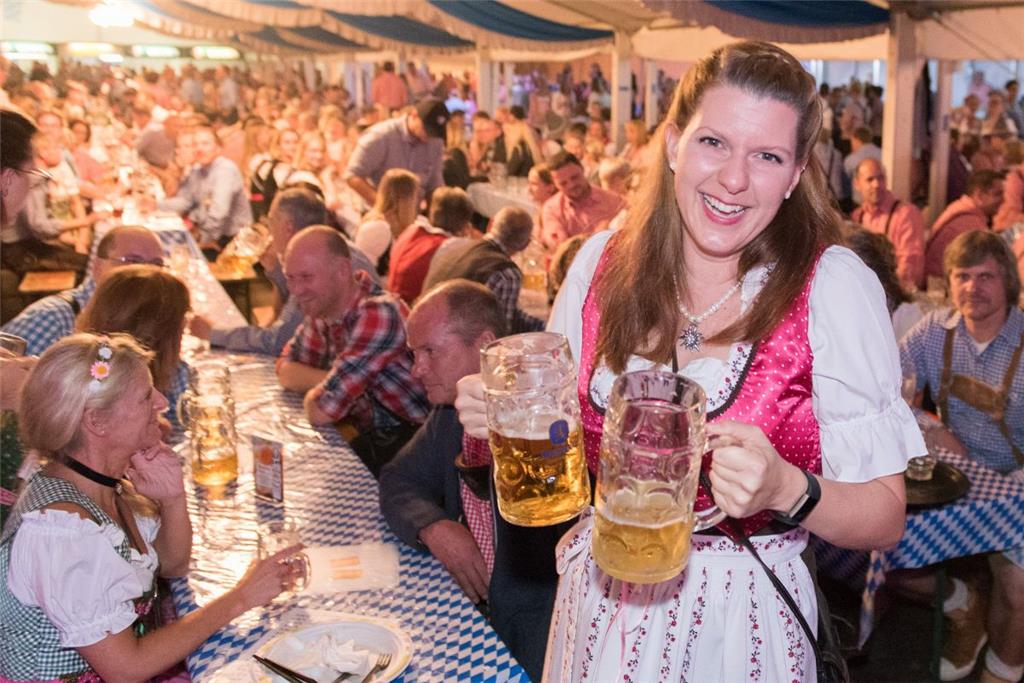 O&apos;zapft is in Stotel. Anika Hencken. Foto Adebahr