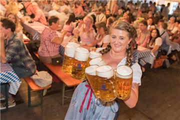 O&apos;zapft is in Stotel. Anna Schumacher serviert acht Maß Bier auf dem Oktoberfest Stotel.