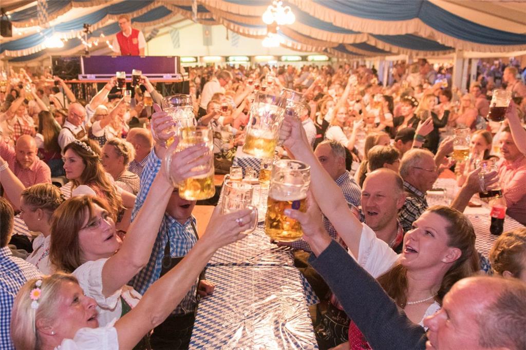 O&apos;zapft is in Stotel. Foto Adebahr