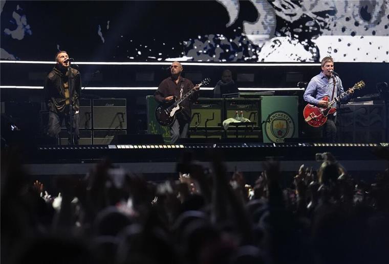 Oasis startete ihre lang ersehnte Tour in Cardiff.