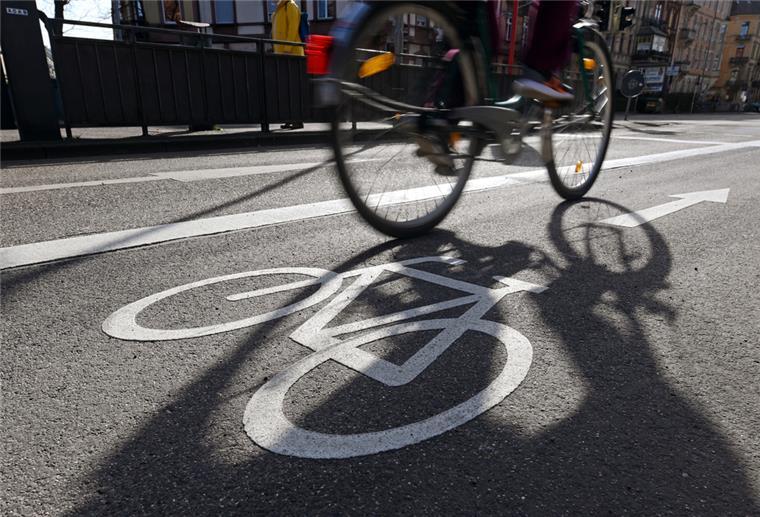 Radfahrer aufgepasst: Diese Haltung ist für den Rücken am besten In der Karlsruher Innenstadt fährt ein Radfahrer auf einem Fahrradstreifen.