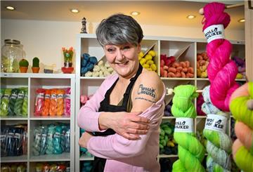 Gabriele Sinzig-Freese von "Wolloholiker" zeigt ihr Tattoo.