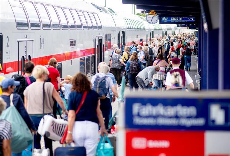 Zahlreiche Touristen gehen über den Bahnsteig Norddeich-Mole, um in einen IC der Deutschen Bahn (DB) einzusteigen.