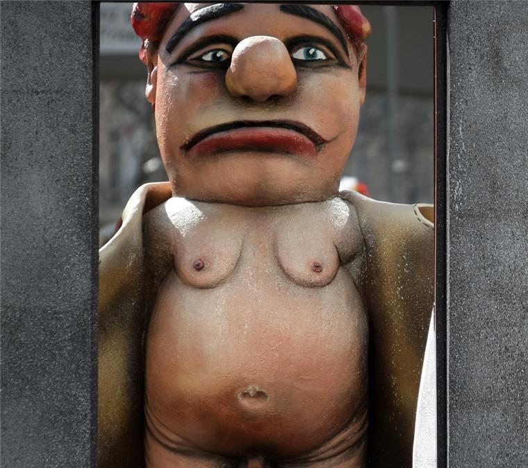 Exhibitionist onaniert vor junger Frau Ob der Täter so aussieht, wie diese Figur eines Zugwagens vom Rosenmontagsumzug 2011 in Mainz, ist nicht überliefert. Das Symbolbild dient auch nur der Veranschaulichung.
