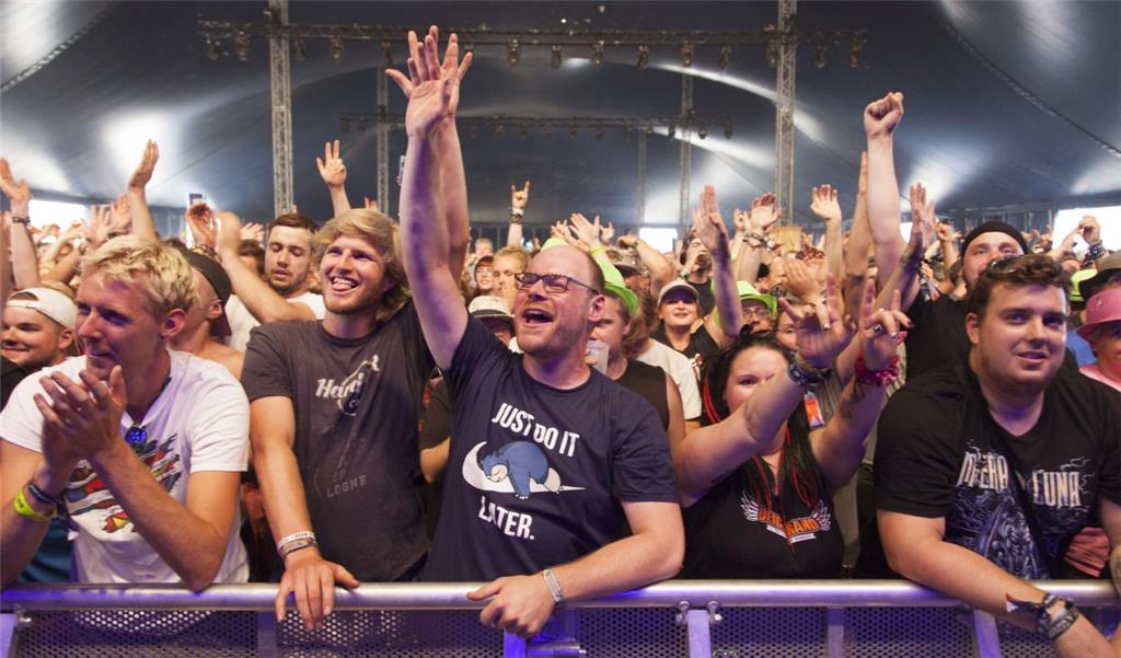 Ob draußen oder - wie hier - im Palastzelt: Die Fans sind gut drauf - wie immer ...