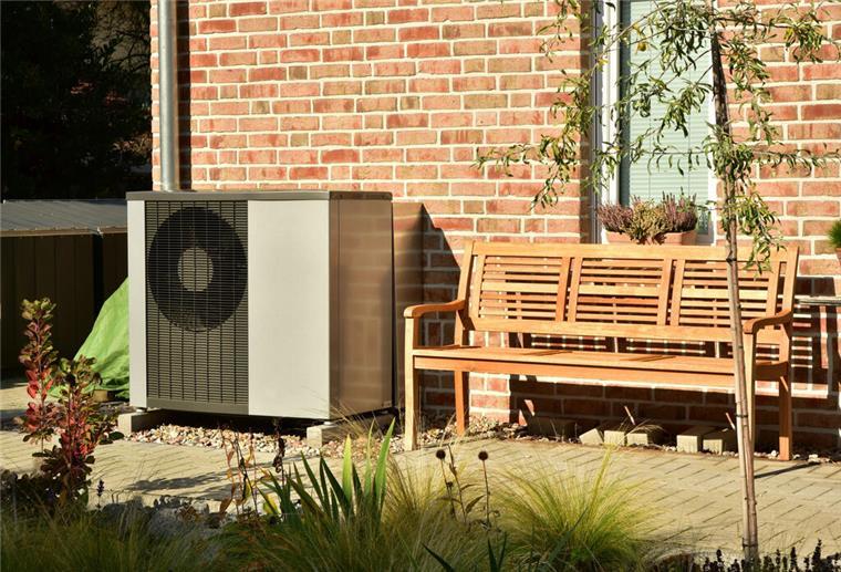 Photovoltaik und Wärmepumpe im Altbau: Möglichkeiten, Vorteile und Voraussetzungen Ob eine Wärmepumpe im Bestandsbau zum Heizen geeignet ist, muss im Einzelfall durch einen Fachbetrieb geprüft werden.