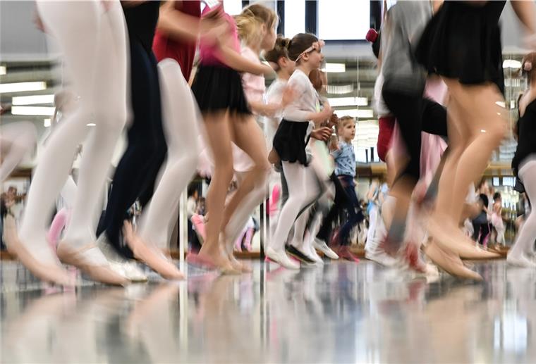 Ob HipHop, K-Pop oder Breakdance: In der Tanzschule Beer können Kinder und Jugendliche das Tanzbein schwingen. Doch auch andere Vereine bieten dem Bremerhavener Nachwuchs ein Sportprogramm für die Sommerferien.