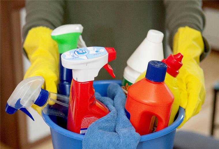 Frühjahrsputz: Wohin mit dem ausgedienten Putzzeug? ARCHIV - Ob Ihre Putzmittel in den Sondermüll gehören, zeigen die entsprechenden Gefahrensymbole auf den Verpackungen. (zu dpa: «Frühjahrsputz: Wohin mit dem ausgedienten Putzzeug?») Foto: Kai Remmers/dpa-tmn - Honorarfrei nur für Bezieher des dpa-Themendienstes +++ dpa-Themendienst +++