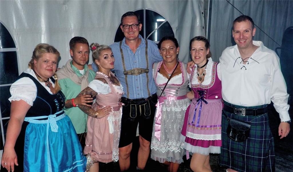 Ob im Dirndl, in der Lederhose oder mit Schottenrock - viele Gäste waren „zünfti...