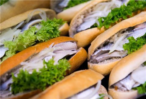 Fischbrötchen werden an einem Stand in der Halle von «Mecklenburg-Vorpommern» auf der Internationalen Grünen Woche zum Verkauf angeboten.