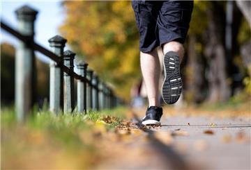 Ein Mann joggt am Nymphenburger Kanal entlang. +++ dpa-Bildfunk +++