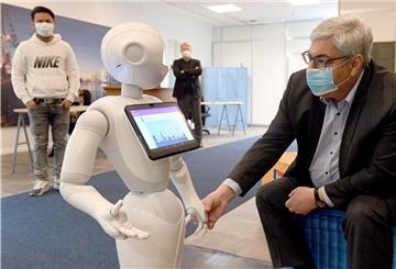 OB Melf Grantz war einer der ersten Gesprächspartner von „Pepper“. 