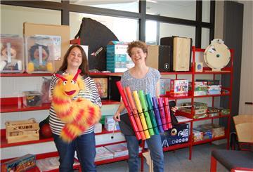 Ob Musikinstrumente, Handpuppen oder Mikroskop: Die Kreisbücherei ist jetzt auch eine „Bibliothek der Dinge“. Darüber freuen sich Leiterin Anne Humboldt (rechts) und ihre Stellvertreterin Inga Lüdke.