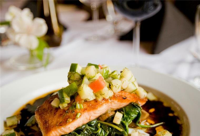 Wie Bremerhavens Gastronomie-Szene mit internationalem Flair begeistert Fischgericht