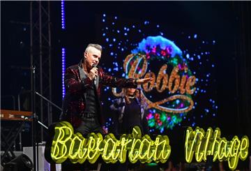 Robbie Williams singt auf der Bühne eines seiner Weihnachtslieder. 