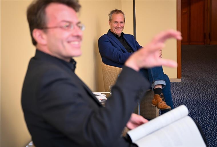 Ob sich in dieser Spielzeit noch mal der Vorhang heben kann, wissen Intendant Ulrich Mokrusch (hinten) und Generalmusikdirektor Marc Niemann nicht. Aber für den Spielplan 2020/21 sind sie optimistisch. Foto Scheschonka